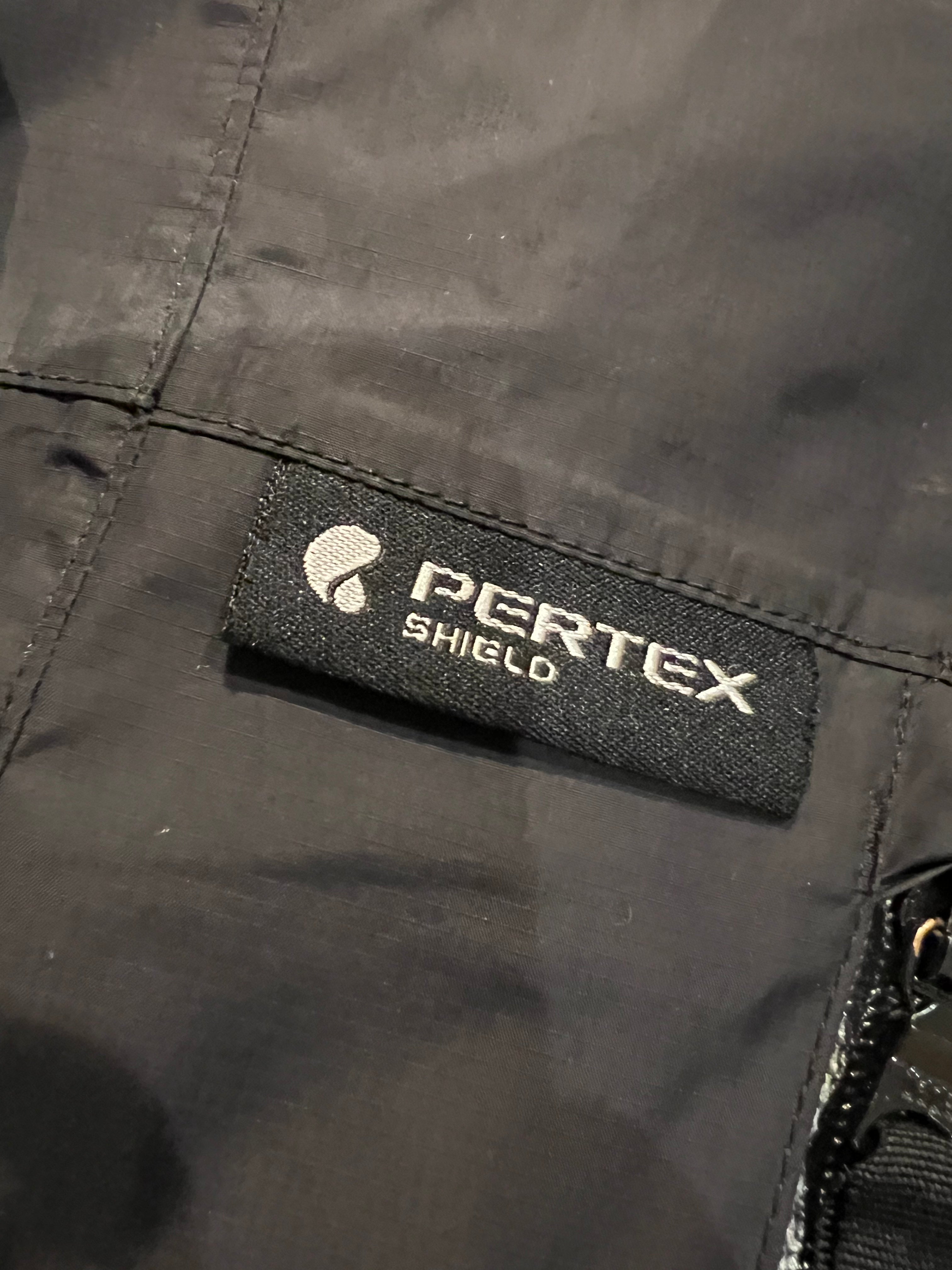 Pantalones de cuero con parche de cruz del cementerio, color negro 18