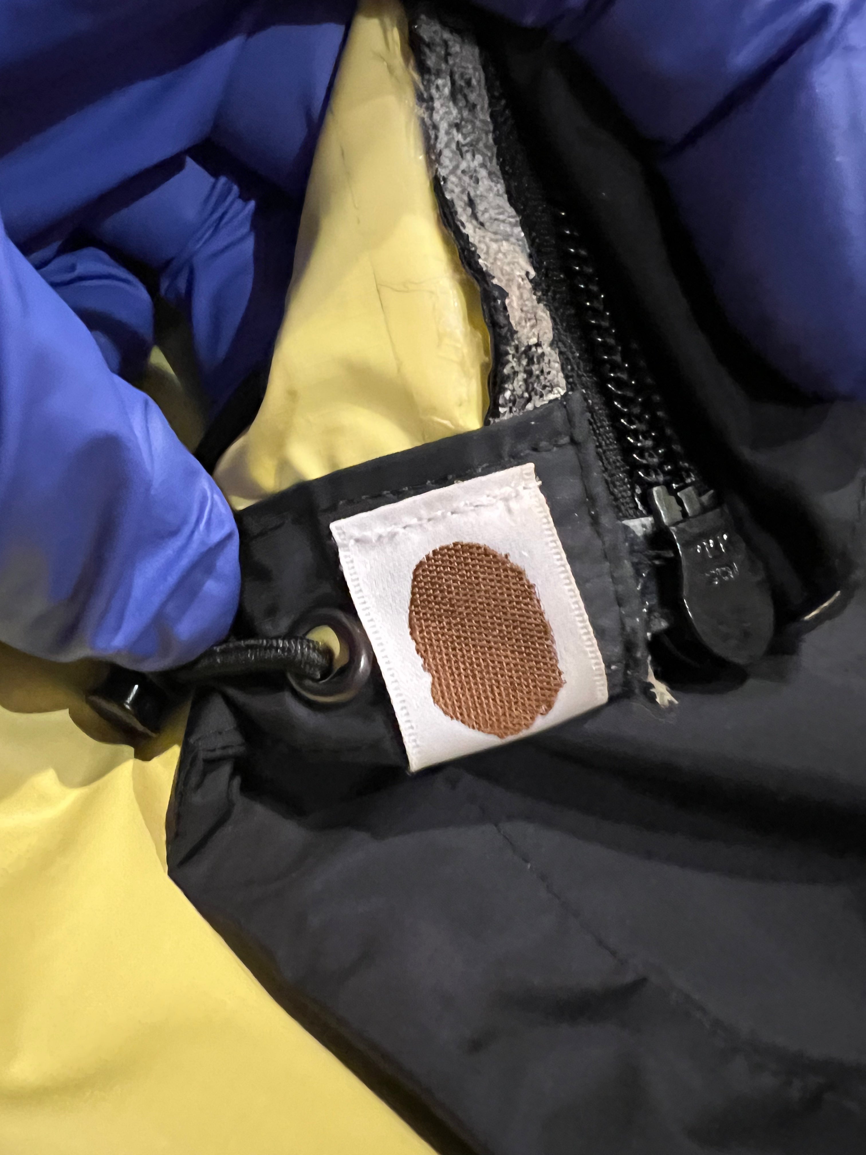 Pantalones de cuero con parche de cruz del cementerio, color negro 18