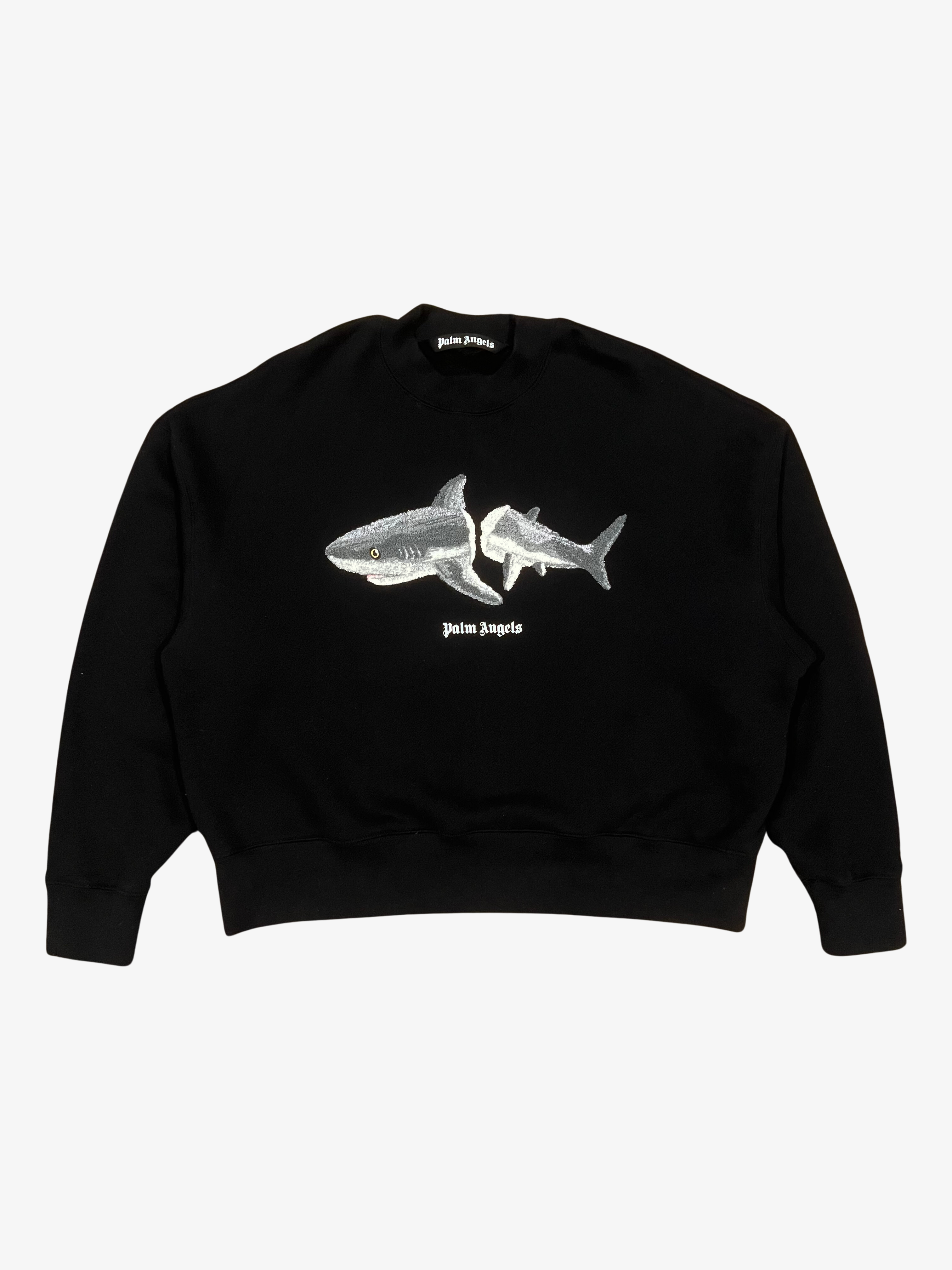 Cuello redondo de chenilla con tiburón negro