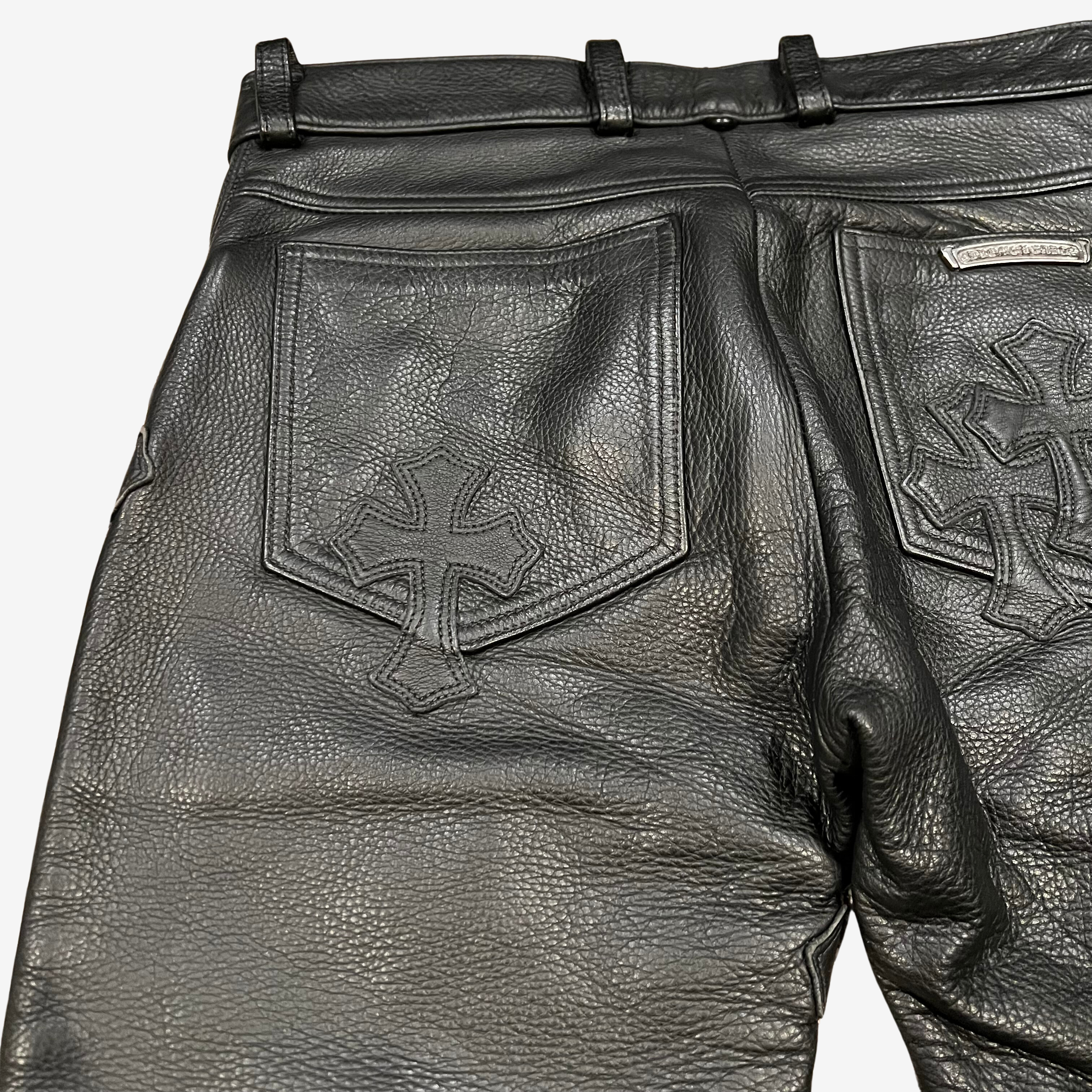 Pantalones de cuero con parche de cruz del cementerio, color negro 18 