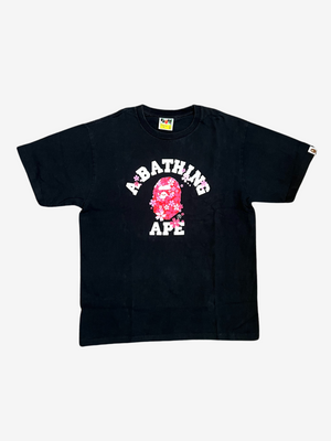 Camiseta universitaria con flores rosas y negras