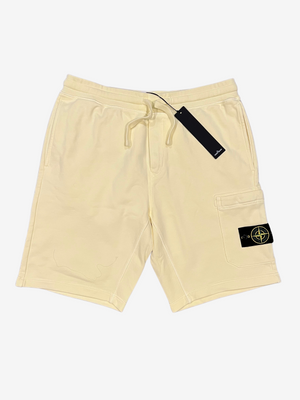 Bermudas de color amarillo claro 